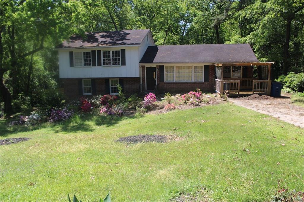 Investor's Dream in North Macon! This hidden gem offers incredible potential and is accompanied with a huge, beautiful backyard. With some TLC, it's perfect as a cash-flowing rental or a profitable fix-and-flip opportunity. Don't miss your chance to add this promising property to your investment portfolio!