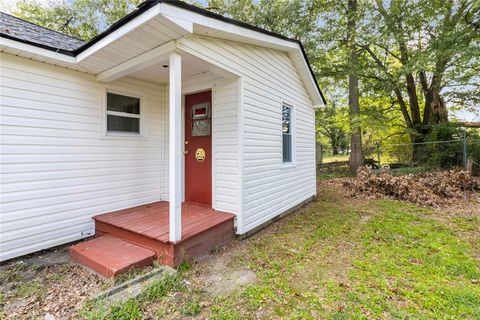 A home in Toccoa