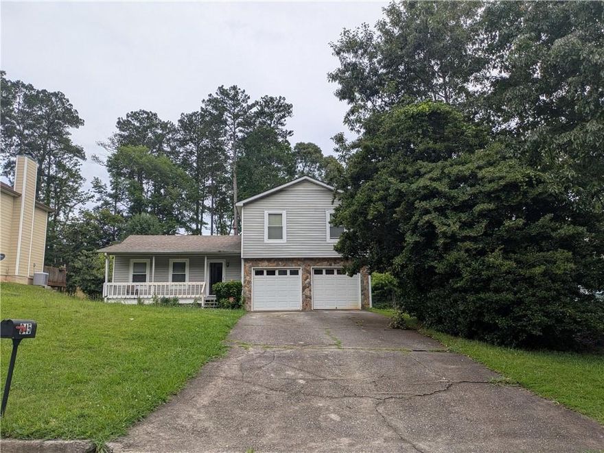 Ideal Split-Level House in Martins Brook neighborhood. This home offers spacious 3 bedrooms, 2.5 bathrooms, open concept living and dining area, spacious kitchen overlooking the bonus room/den which includes a fireplace and leads you to the sun room. Enjoy the large backyard, perfect for entertainment. Located just minutes away from I75, Tara Boulevard, schools, shopping, and dining.