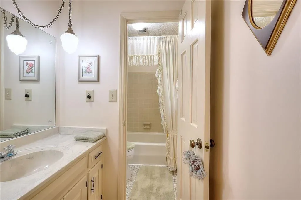 Lilburn, Georgia 30047, United States, 4 Bedrooms Bedrooms, ,5 BathroomsBathrooms,Residential,Active,204574