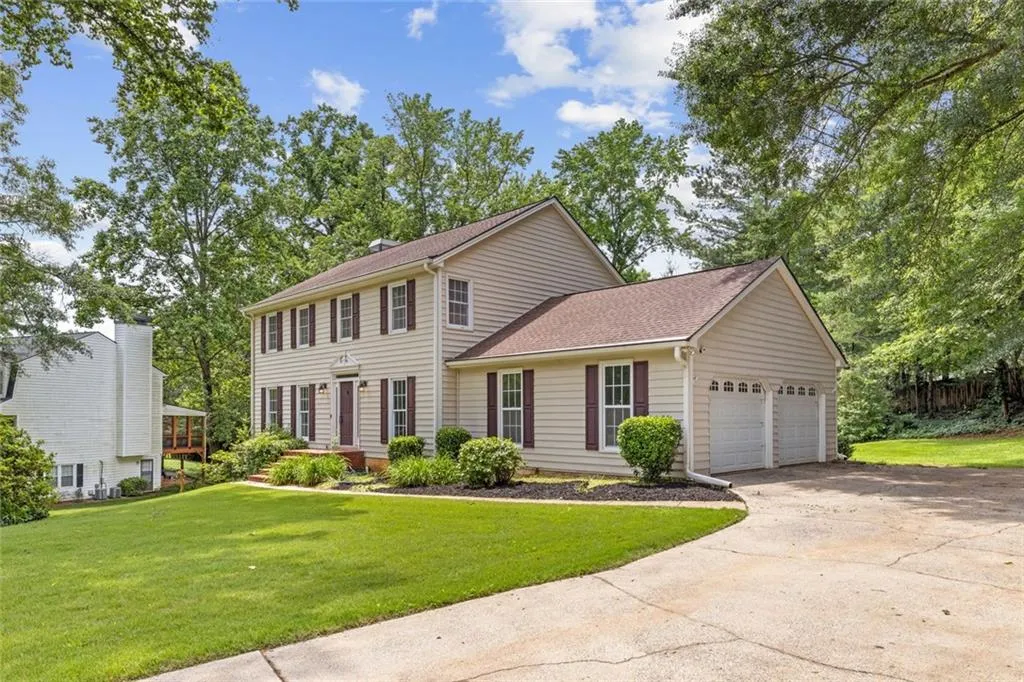 Roswell, Georgia 30075, United States, 4 Bedrooms Bedrooms, ,3 BathroomsBathrooms,Residential,Pending,141574