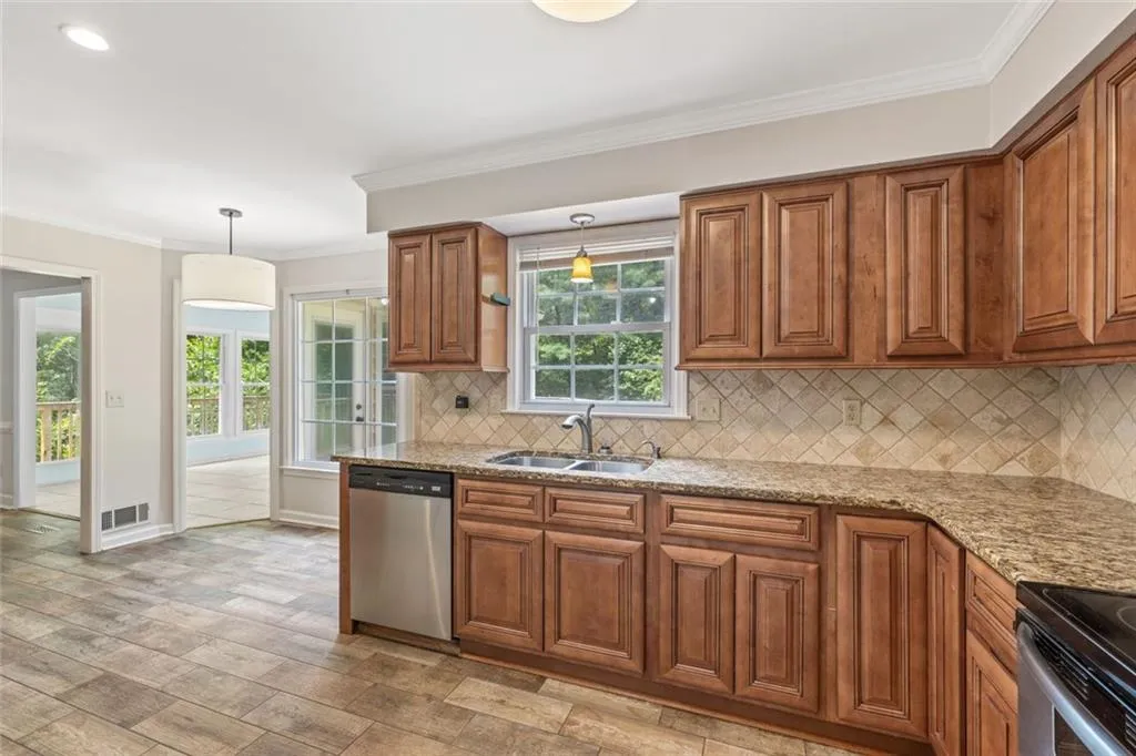 Roswell, Georgia 30075, United States, 4 Bedrooms Bedrooms, ,3 BathroomsBathrooms,Residential,Pending,141574