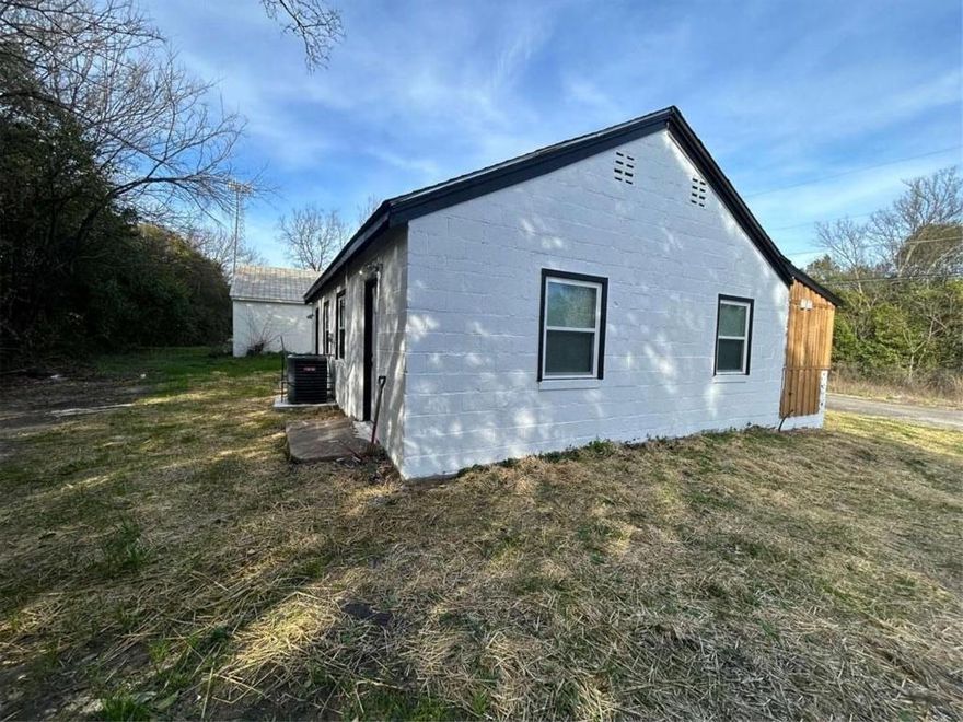 Now Available also for Section 8 renters. This beautiful 3 bedrooms 2 bathroom house just 5 minutes away from I-75 and 5 minutes away from downtown Macon. Quiet, peaceful area with enough privacy for your family. It's beautiful updated/renovated bathrooms and layouts makes it perfect for your family or roommate.