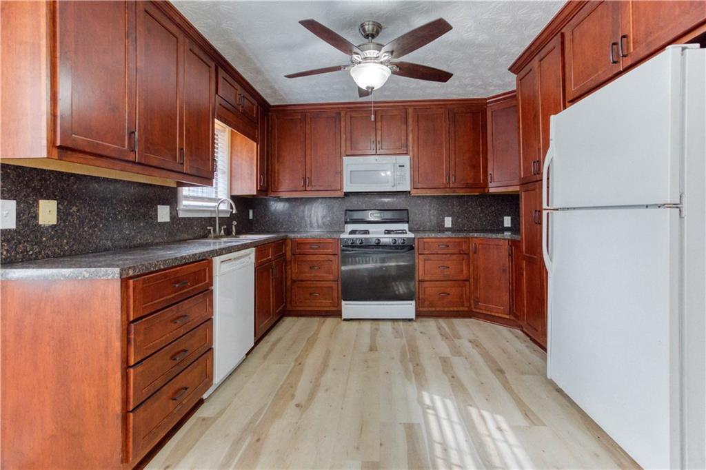 1355 Compton Woods Drive, Loganville, Georgia image 11