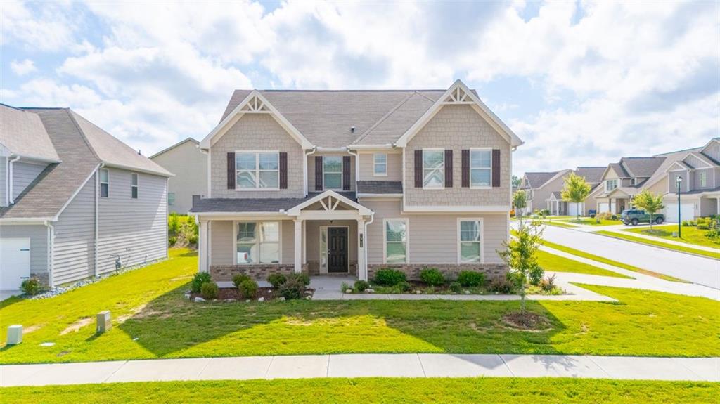 Welcome Home to Mason's Mill Estates!
Located in a quiet, well-maintained neighborhood with easy access to parks, schools, shopping, entertainment, and I-20, this beautiful 4-bedroom, 2.5-bath home offers both space and convenience.
Step inside to a formal dining room that flows into an open-concept kitchen and living area—perfect for hosting and everyday living.
Upstairs, the spacious owner’s suite features a double vanity and walk-in closet. Down the hall, you’ll find the laundry room and three additional bedrooms, including one with direct access to the shared bath. A cozy loft area completes the upper level, offering flexible space for work, play, or relaxation.
No Rent Restrictions. Don't miss the chance! Welcome Back!