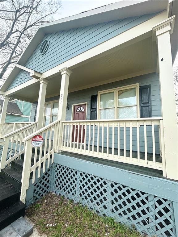 A stunning renovated home is available near Grant Park and Zoo, accommodating Section 8 vouchers. The property features 3 spacious bedrooms and 2 bathrooms, including a huge primary bedroom and bathroom. Its location across from an elementary school. Restaurants, shops, and grocery stores are all within5 minutesfrom the home. No pets allowed.