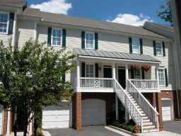 AWESOME HISTORIC ROSWELL TOWNHOME OVERLOOKING VICKERY CREEK! WALK TO SQUARE, MILL & OTHER HISTORIC POINTS OF INTEREST. HOME IS WELL MAINTAINED & IN MOVE-IN CONDITION. SPEND NICE RELAXING EVENINGS LISTENING TO CREEK.