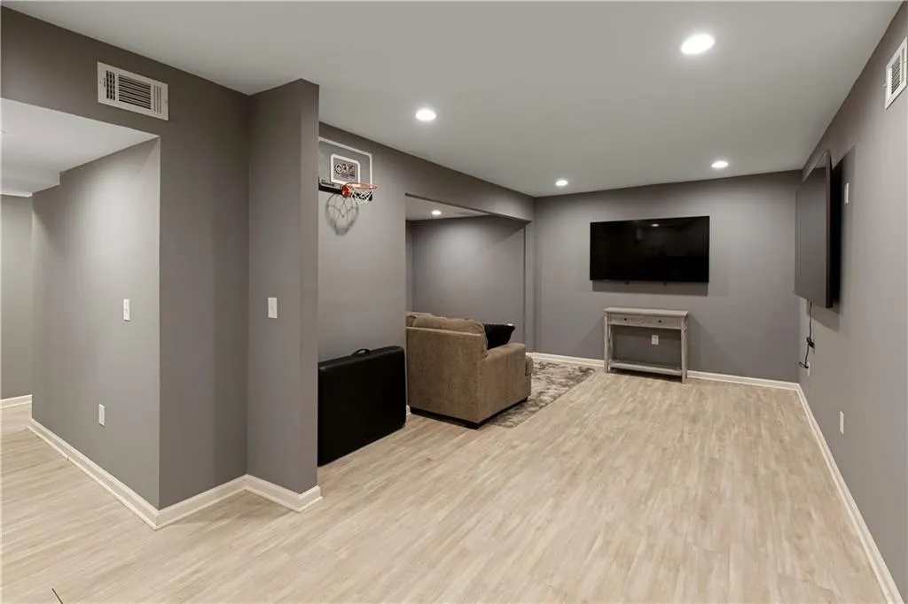 Roswell, Georgia 30076, United States, 5 Bedrooms Bedrooms, ,4 BathroomsBathrooms,Residential,Coming Soon,94988