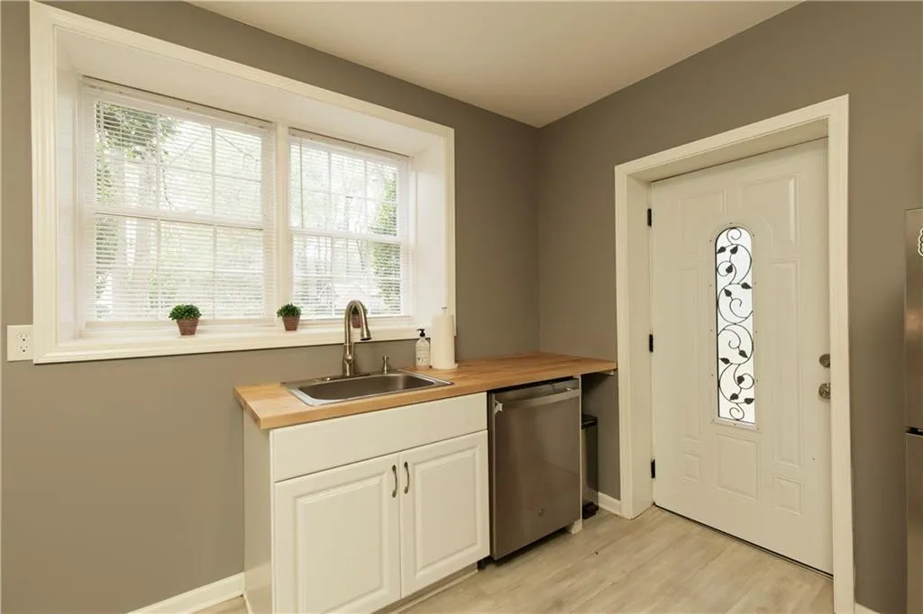 Roswell, Georgia 30076, United States, 5 Bedrooms Bedrooms, ,4 BathroomsBathrooms,Residential,Coming Soon,94988