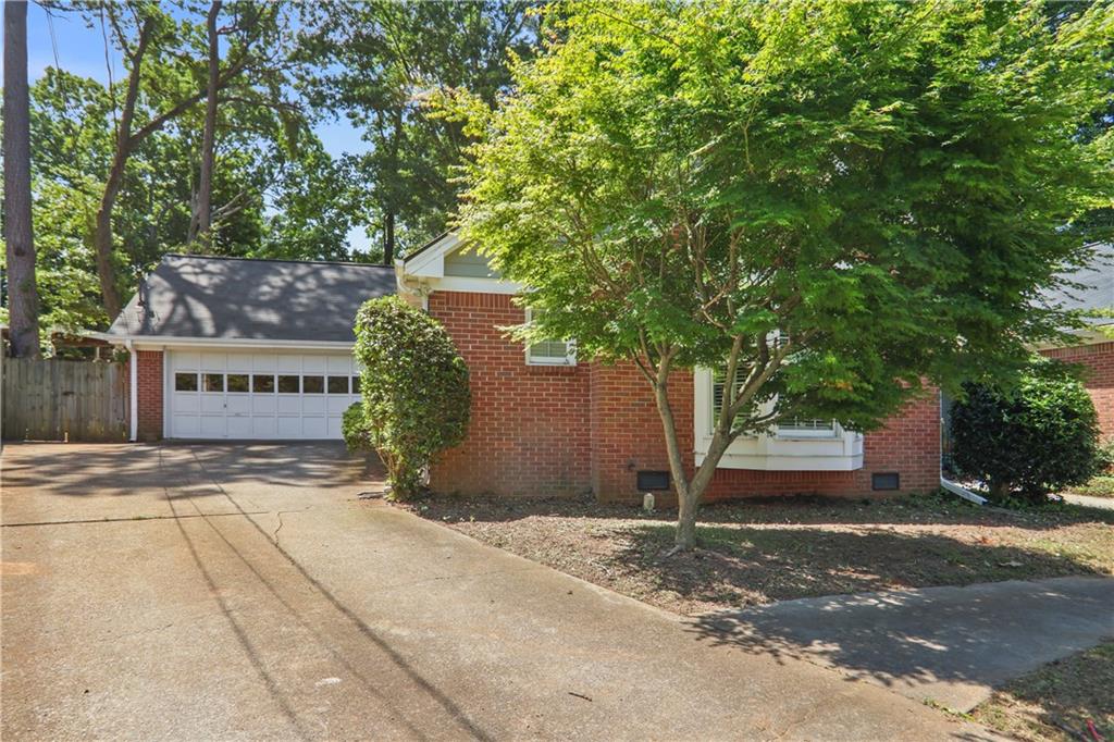 2611 Leeshire Court