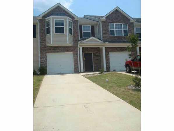 BEAUTIFUL TOWNHOME CLOSE TO THE AIRPORT! MASTER BATH WTIH DOUBLE VANITY, GARDEN TUB AND SEPARATE SHOWER.