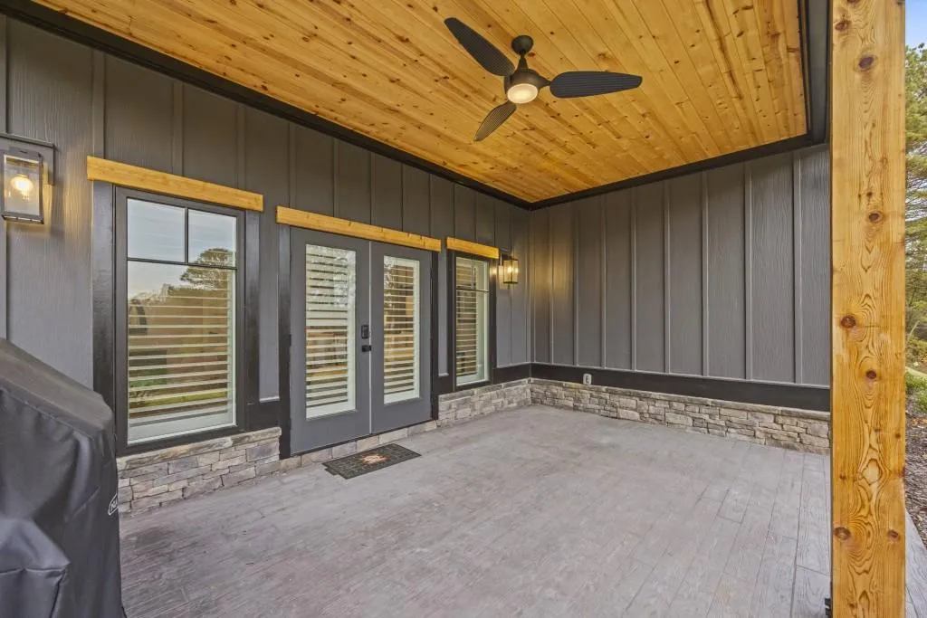 Toccoa, Georgia 30577, United States, 6 Bedrooms Bedrooms, ,5 BathroomsBathrooms,Residential,Pending,68698