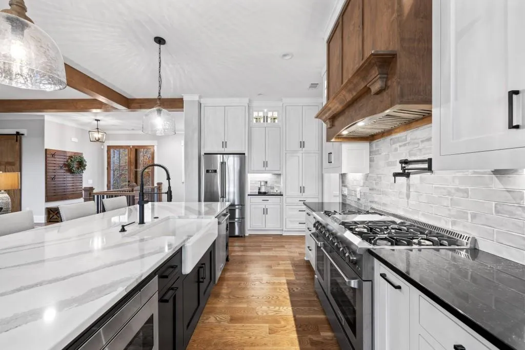 Toccoa, Georgia 30577, United States, 6 Bedrooms Bedrooms, ,5 BathroomsBathrooms,Residential,Pending,68698