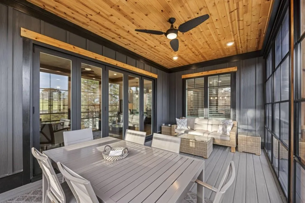 Toccoa, Georgia 30577, United States, 6 Bedrooms Bedrooms, ,5 BathroomsBathrooms,Residential,Pending,68698