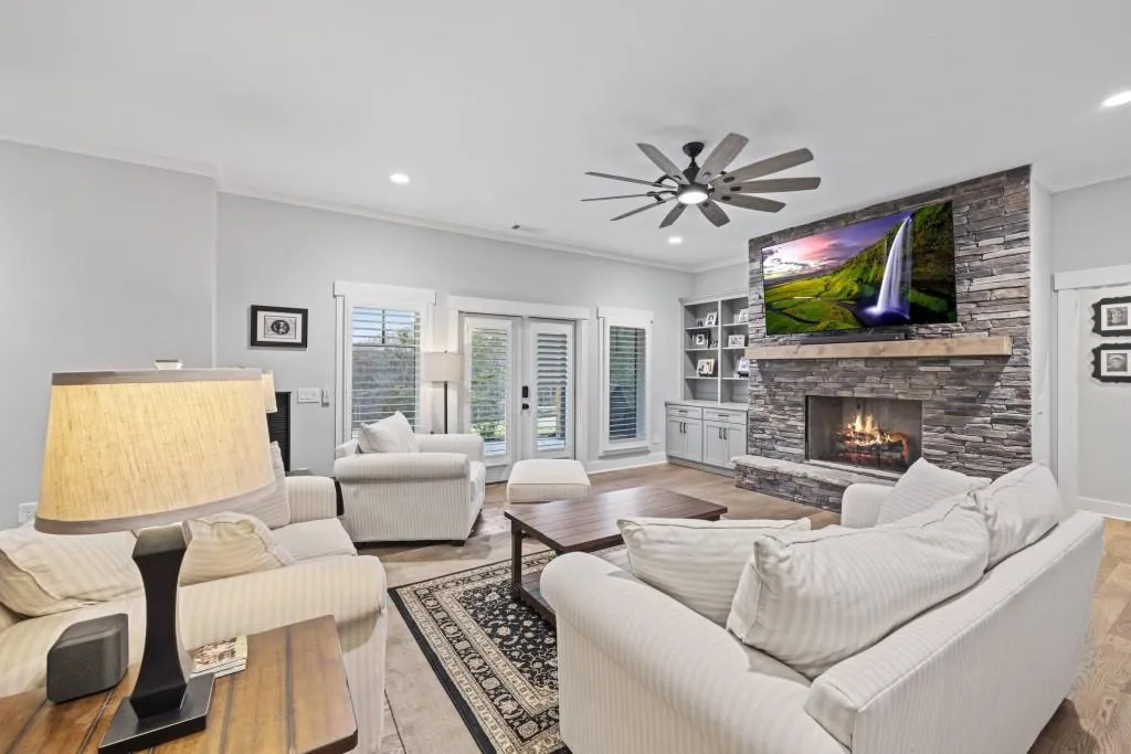 Toccoa, Georgia 30577, United States, 6 Bedrooms Bedrooms, ,5 BathroomsBathrooms,Residential,Pending,68698