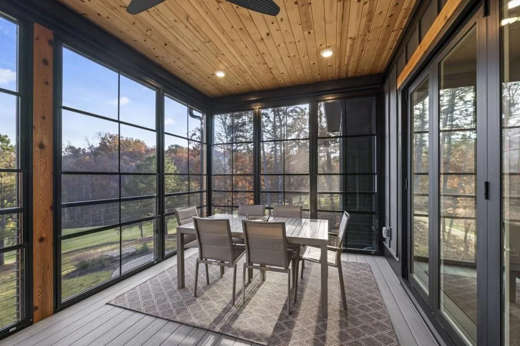 Toccoa, Georgia 30577, United States, 6 Bedrooms Bedrooms, ,5 BathroomsBathrooms,Residential,Pending,68698