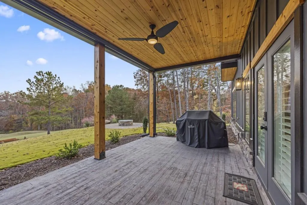 Toccoa, Georgia 30577, United States, 6 Bedrooms Bedrooms, ,5 BathroomsBathrooms,Residential,Pending,68698