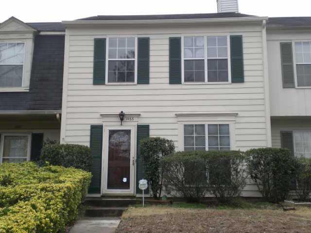 HURRY FOR A FANTASTIC DEAL!! THIS IS NOT YOUR TYPICAL FORECLOSURE! FRESHLY PAINTED INSIDE & OUT. NEW NEUTRAL CARPET. UPDATED LIGHTING. 2 LARGE MASTER BEDROOMS WITH SOARING VAULTED CEILINGS. THIS IS A RARE CLEAN HOME FOR A FORECLOSURE PRICE. GREAT NEIGHBORS ON BOTH SIDES. PRICED TO GO!!