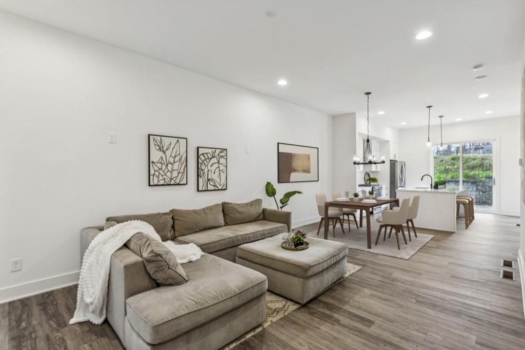 1261 Chelsea Circle NW