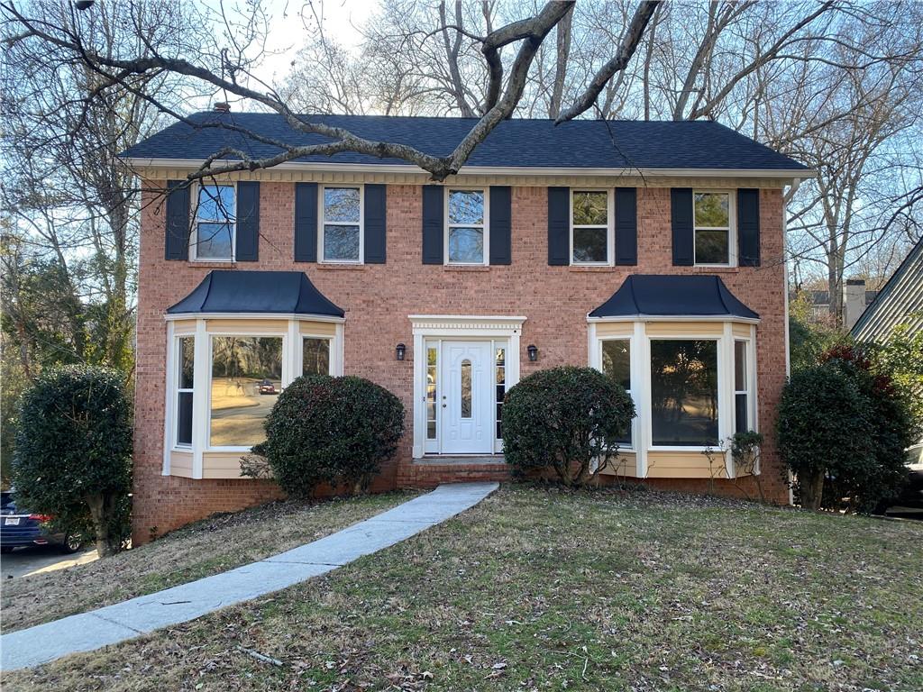 THE PERFECT LOCATION!! ***WALK TO MARTIN LAKE AND CHATTAHOOCHEE RIVER***
Easy access to 400, close to schools, shopping, restaurants, bus stops, lake, and river. Minutes to Downtown Roswell and Alpharetta. Nature all around. The home features a great yard. Plenty of space for entertaining or work at home. Basement level has full bath and walk out to backyard. Neighborhood has 3 SWIMMING POOLS, TENNIS and PICKLEBALL COURTS, PLAYGROUNDS< WALKING TRAILS, 2 CLUBHOUSES.