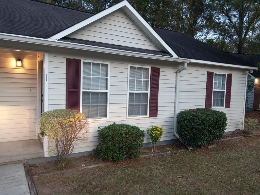 A spacious duplex with 2 bedrooms and 1 full bath with fireplace in Milledgeville. Home features a large kitchen. It is in a great location close to dining and shopping. Requires Renter's Insurance.