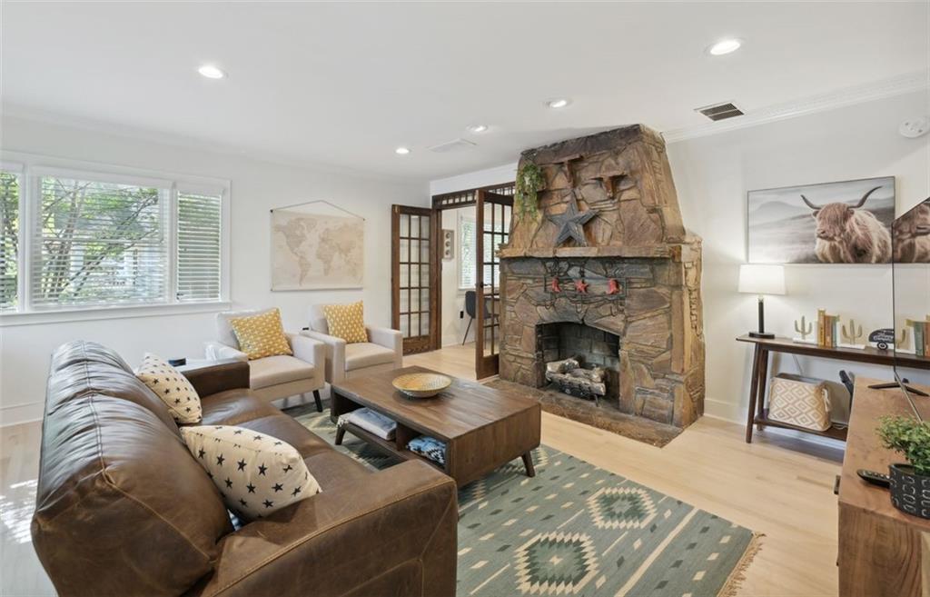2049 Oakview Road, Atlanta, Georgia image 6