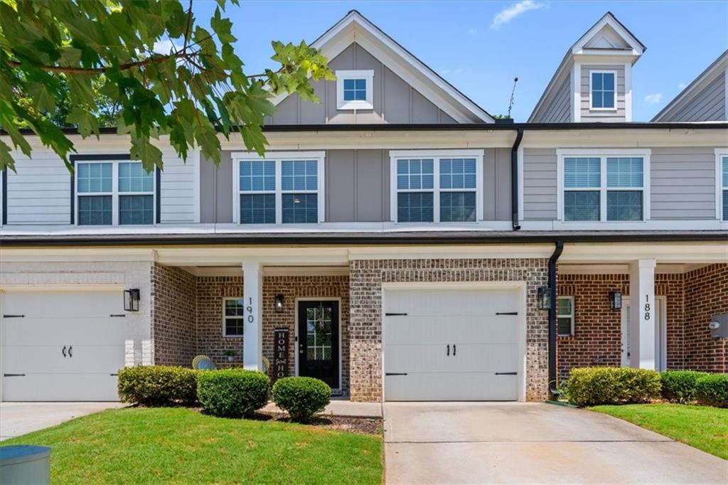 190 Spring Way Square