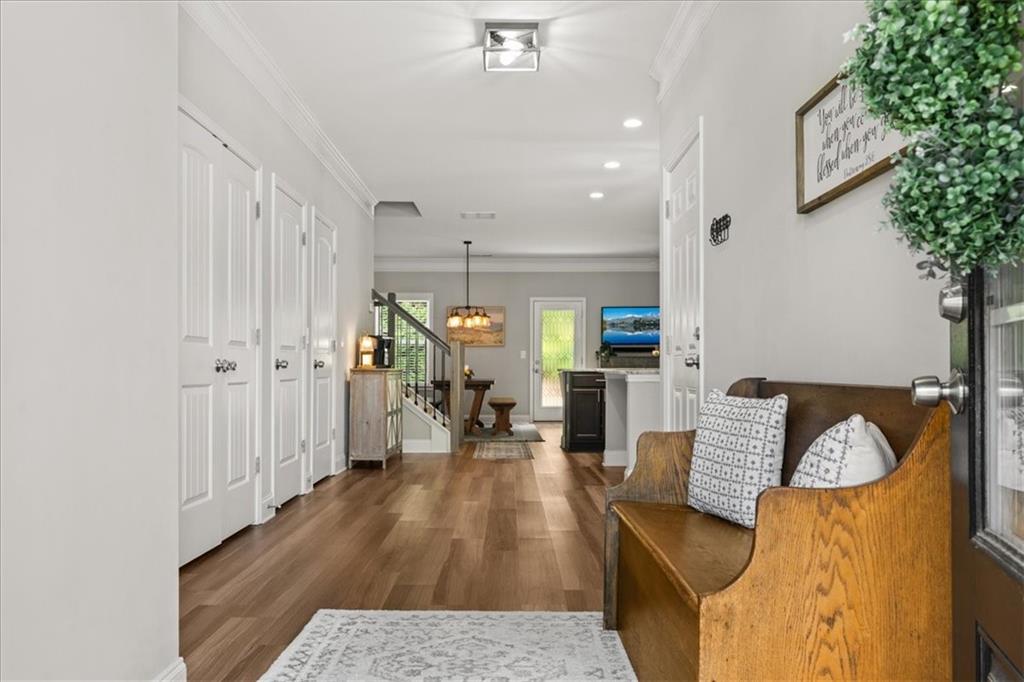 190 Spring Way Square