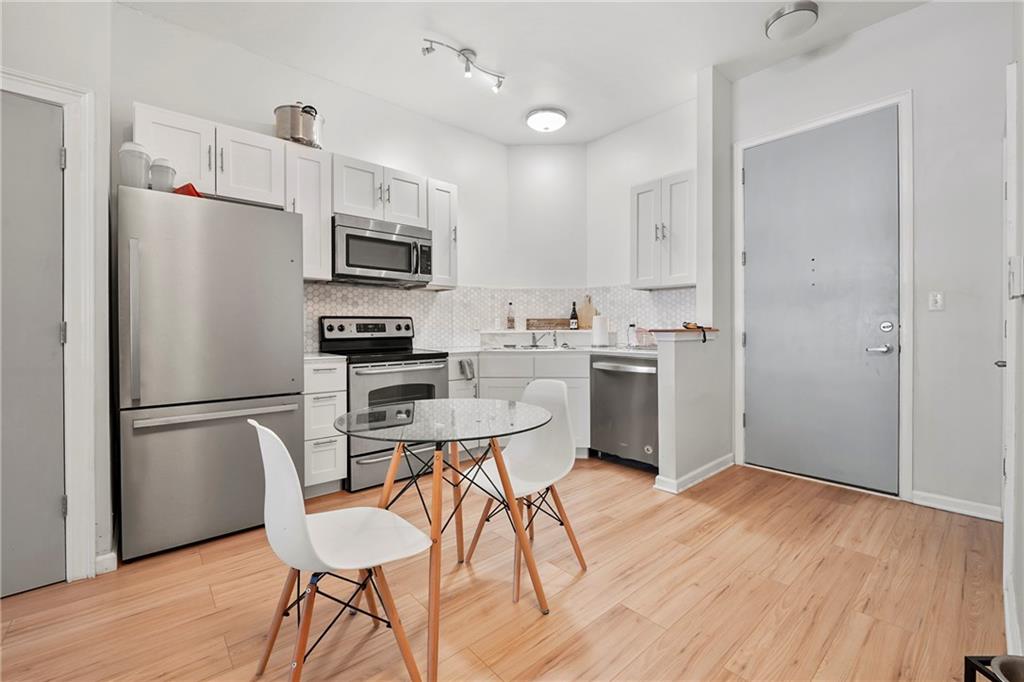 898 Oak Street 1105