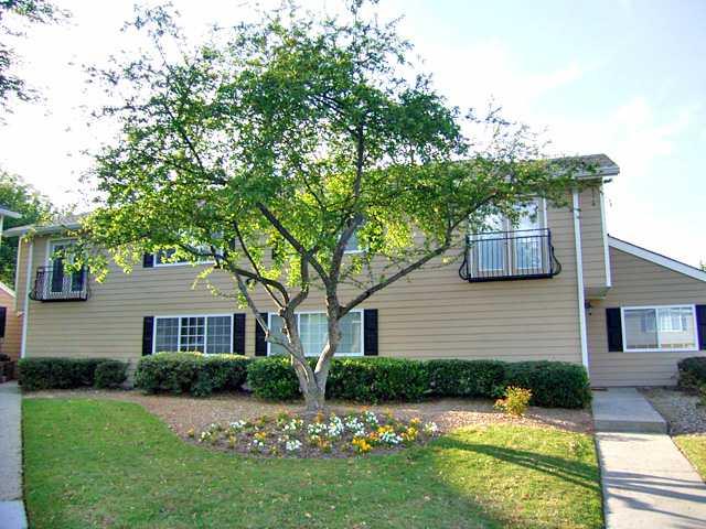Spacious townhome with vaulted ceilings, sunrooms, hardwoods, granite, custom cabinetry, tile, SS appliances and new full size W/D . Gated w/pool and fitness center! Seller pays $2500 in Closing Costs w/prefered lenders.