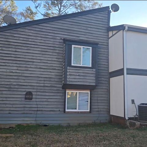 Townhouse For Sale - 6075 Regent Manor<br/> Lithonia, GA 30058