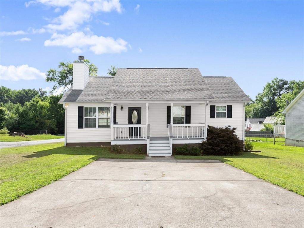 This charming 2-bedroom, 2-bath single-family home offers 1,000 sq ft of well-maintained living space and is ideally located within the city limits of Dawsonville. Built in 2005 and situated on a generous 0.26-acre lot, this property features a fenced backyard, updated front porch with durable Trex decking, and both front and back porches—perfect for enjoying the outdoors.
Inside, you'll find hardwood floors throughout, a functional layout, and all appliances included—refrigerator, washer/dryer, dishwasher, and more—making this home completely move-in ready. Whether you're a first-time buyer or investor, this home is a solid choice for rental income or long-term value.
Located in a USDA-approved area, eligible buyers may qualify for 100% financing. With driveway parking, a quiet yet convenient location, and strong rental potential, this home is a rare find in one of North Georgia’s fastest-growing areas.
Don't miss this opportunity—schedule your showing today!