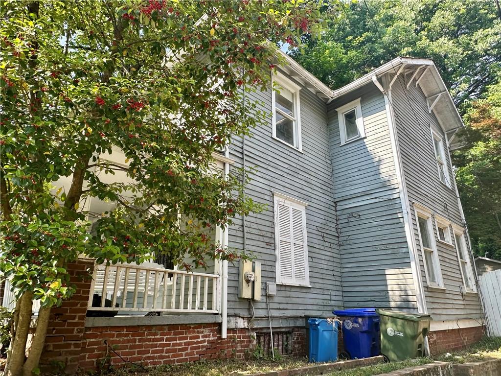 710 Lakeview Avenue NE