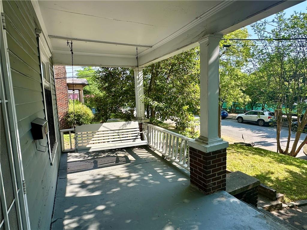 710 Lakeview Avenue NE