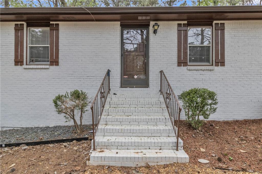 5521 E Wind Drive SW