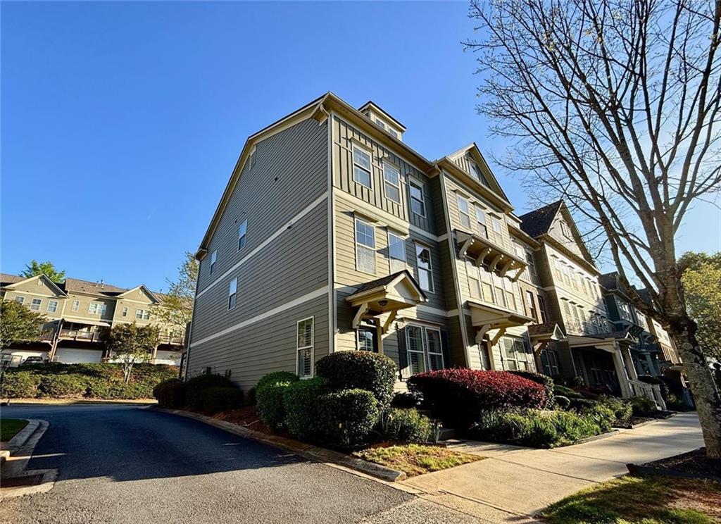 525 Grove Field Court, Suwanee, Georgia image 1