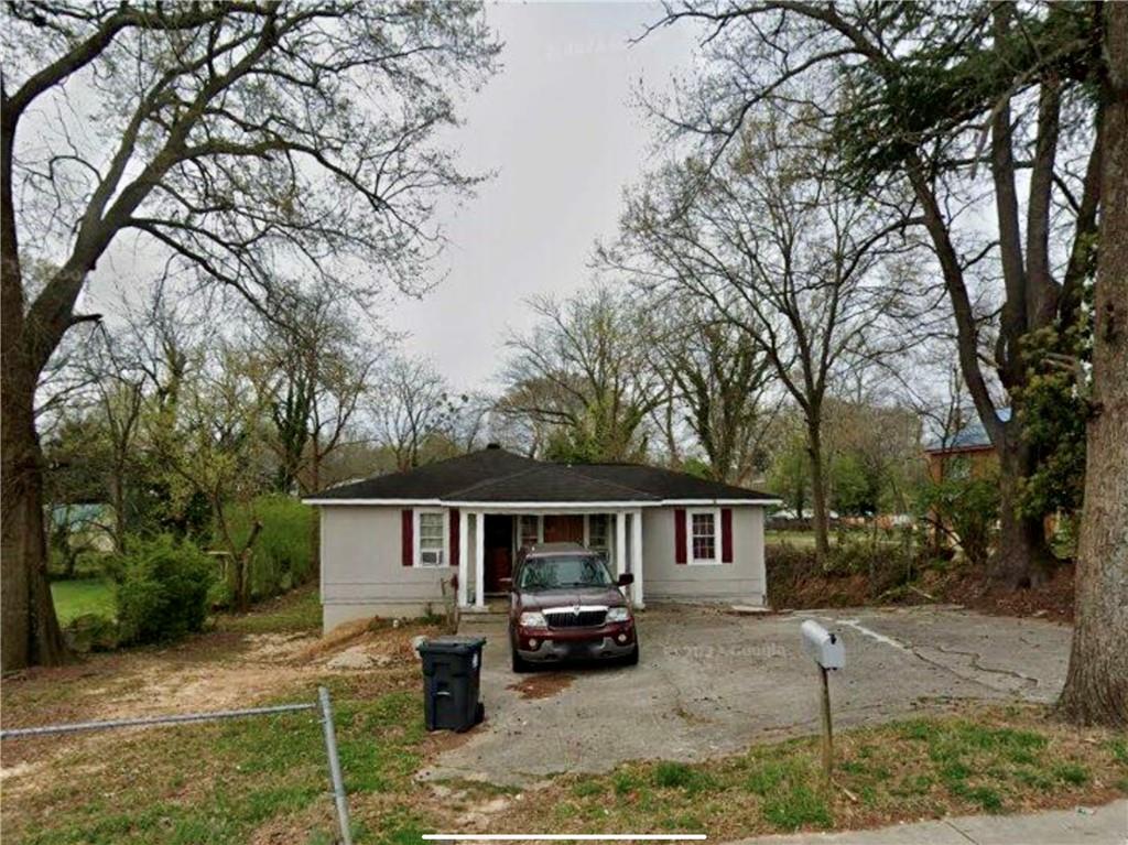 4 Bedroom 1 Bath in Downtown Gainesville- Needs TLC
Tenant Occupied -$1250 monthly. Tenant has been given notice for potential sale
Cash Buyer “ AS IS”
Needs repairs