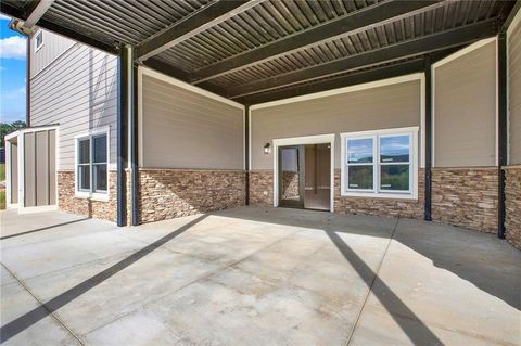 A home in Adairsville