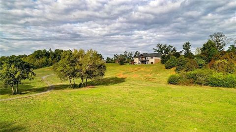 A home in Adairsville