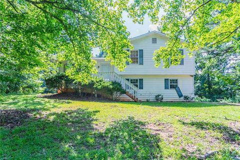 Homes For Sale - 140 Beverly Park Court<br/> Newnan, GA 30263