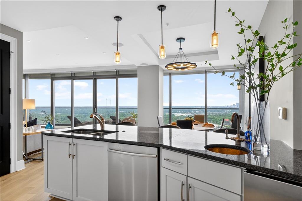 Atlanta, Georgia, 30326, United States, 2 Bedrooms Bedrooms, ,3 BathroomsBathrooms,Residential,Active,2014169