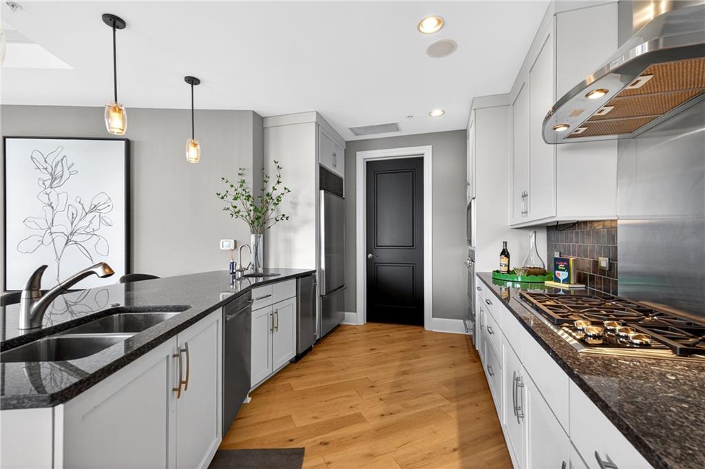 Atlanta, Georgia, 30326, United States, 2 Bedrooms Bedrooms, ,3 BathroomsBathrooms,Residential,Active,2014169