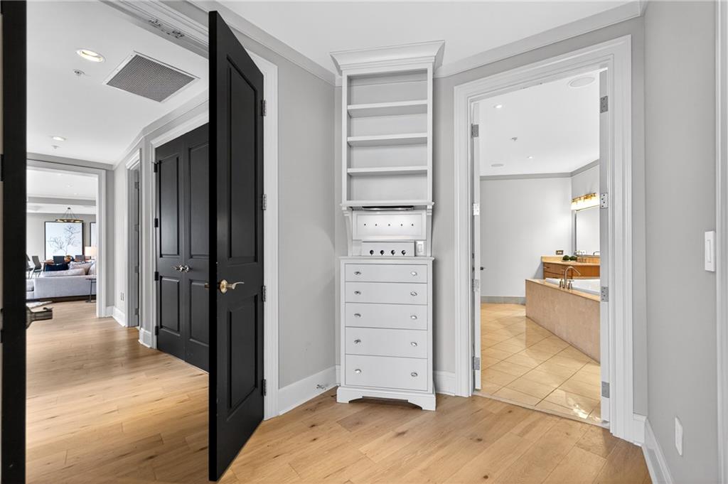 Atlanta, Georgia, 30326, United States, 2 Bedrooms Bedrooms, ,3 BathroomsBathrooms,Residential,Active,2014169