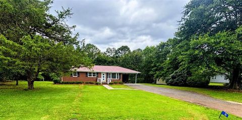 Homes For Sale - 115 Pineview Lane<br/> Hartwell, GA 30643