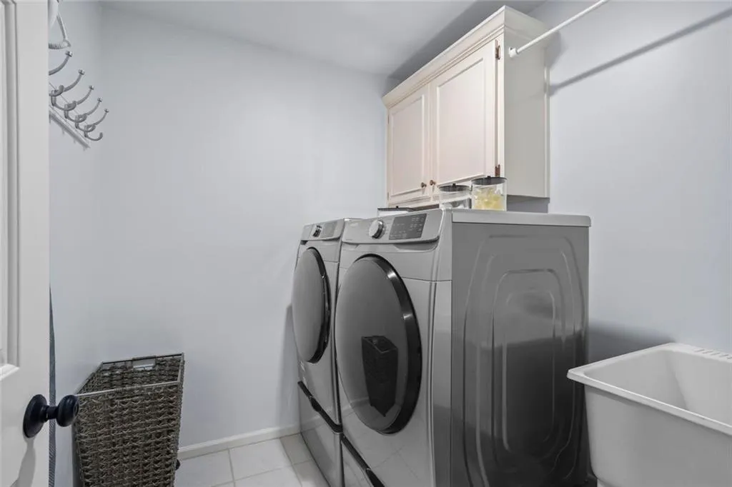 Alpharetta, Georgia 30005, United States, 5 Bedrooms Bedrooms, ,3 BathroomsBathrooms,Residential,Active,156073