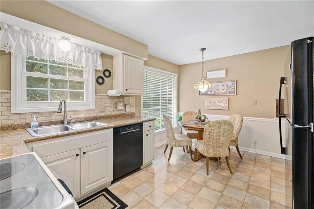 Marietta, Georgia 30067, United States, 4 Bedrooms Bedrooms, ,3 BathroomsBathrooms,Residential,Active,206075