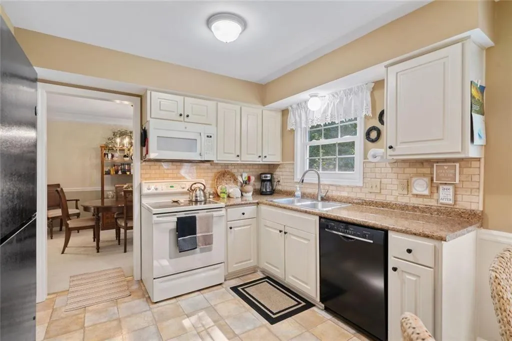 Marietta, Georgia 30067, United States, 4 Bedrooms Bedrooms, ,3 BathroomsBathrooms,Residential,Active,206075