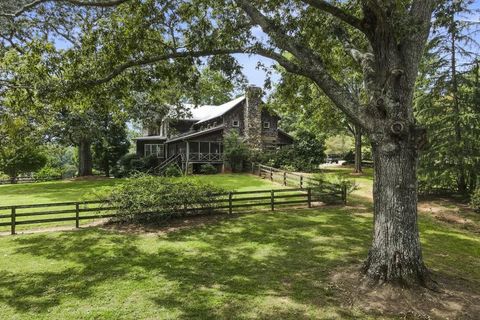 A home in Dawsonville