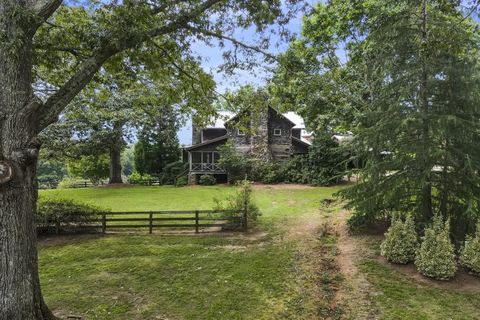 A home in Dawsonville