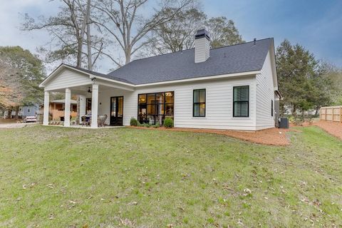 A home in Hoschton